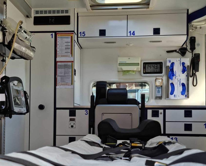 Innenraum des Rettungswagens der BRK Bereitschaft Prien. Patiententrage und medizinische Einrichtung.