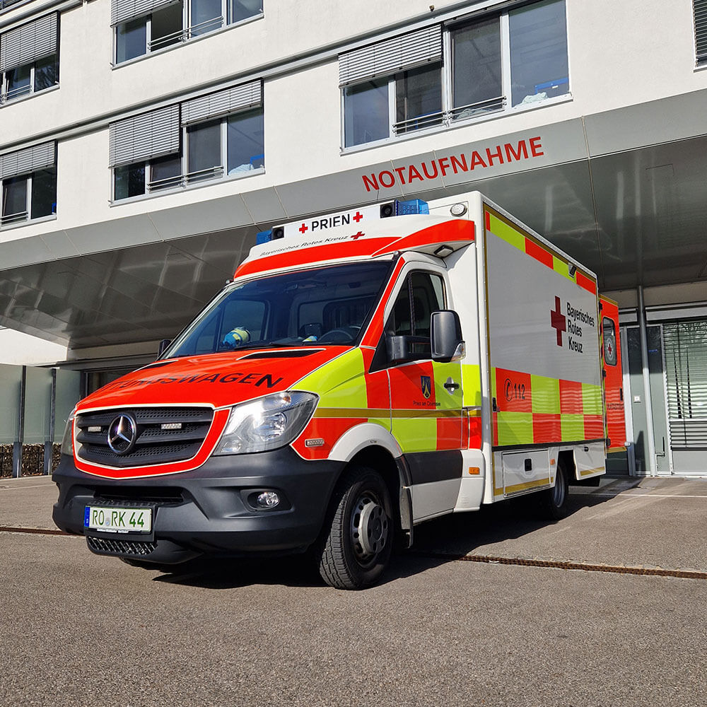Rettungswagen der BRK Bereitschaft Prien vor der Notaufnahme des Krankenhauses in Prien.